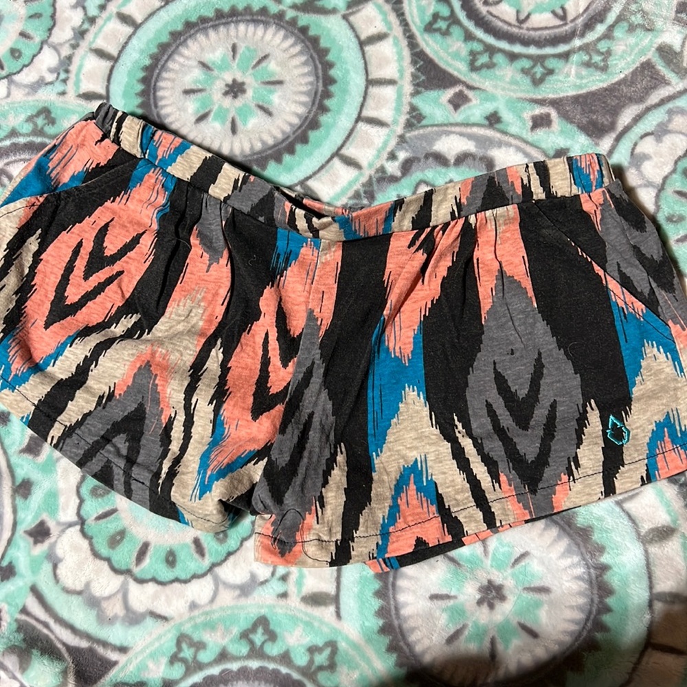 VOLCOM : Printed shorts. Super cute size 7